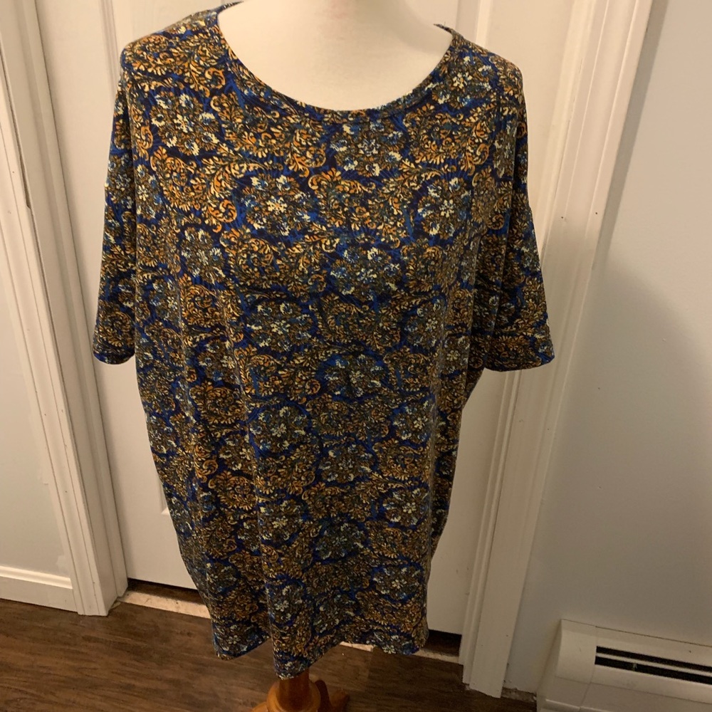 Lularoe Irma tee NWOT size XS